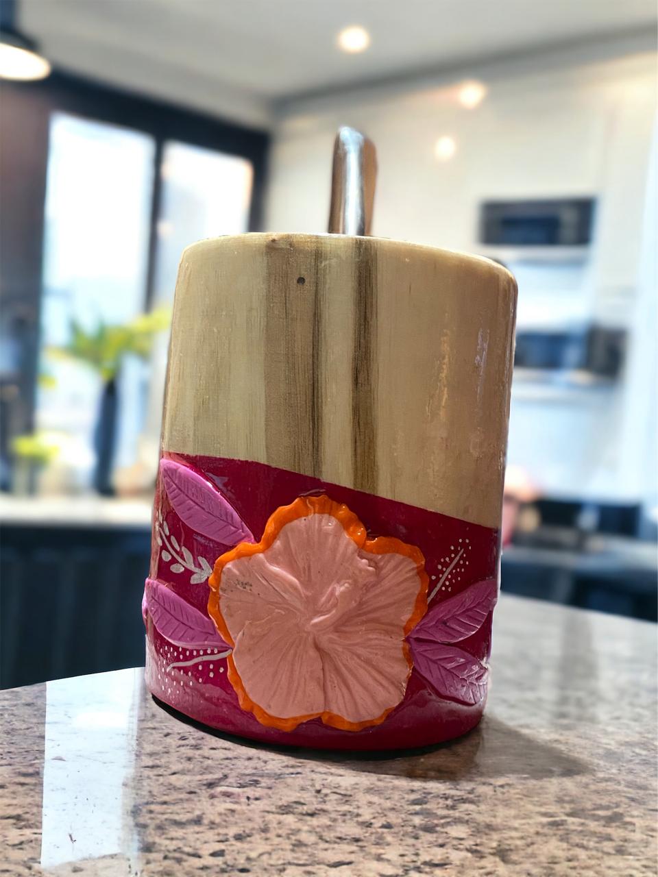 Mate cilíndrico, fondo fucsia con flor rosa