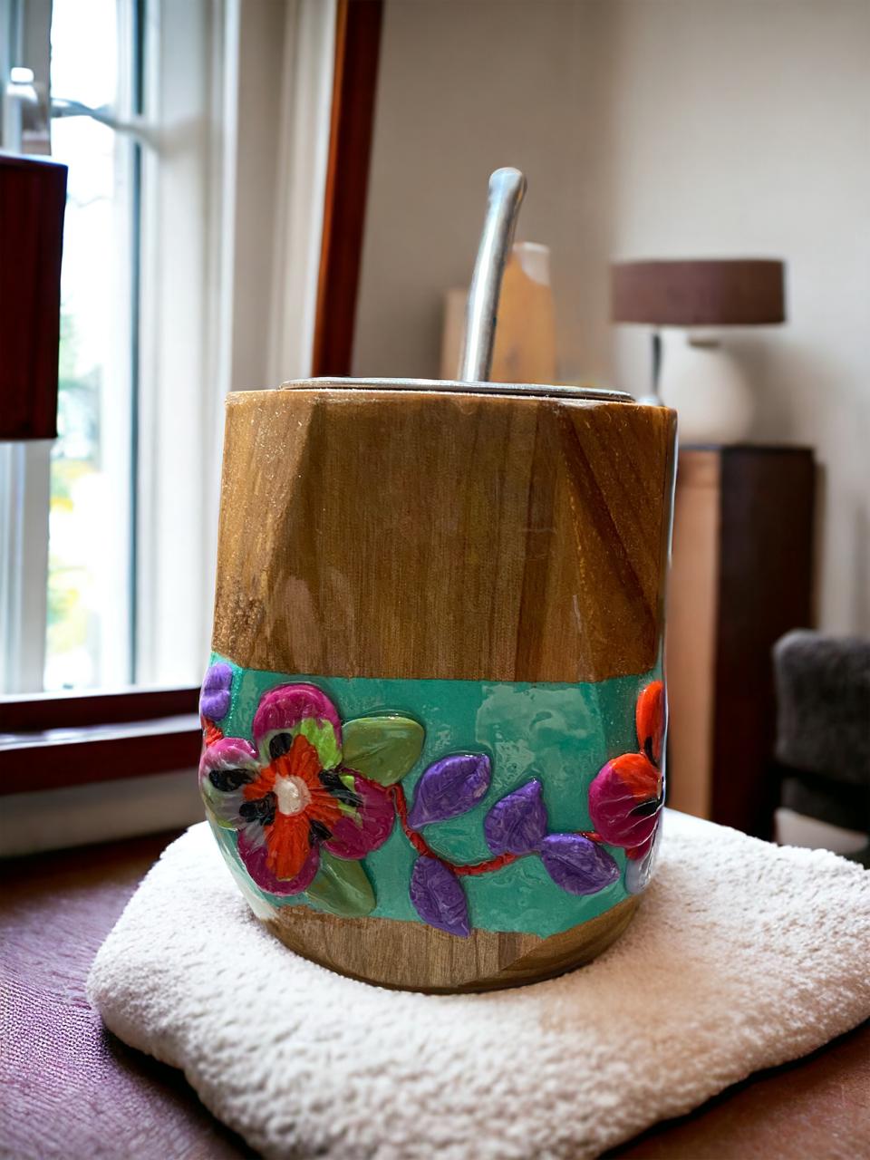Mate octagonal fondo turquesa y flores